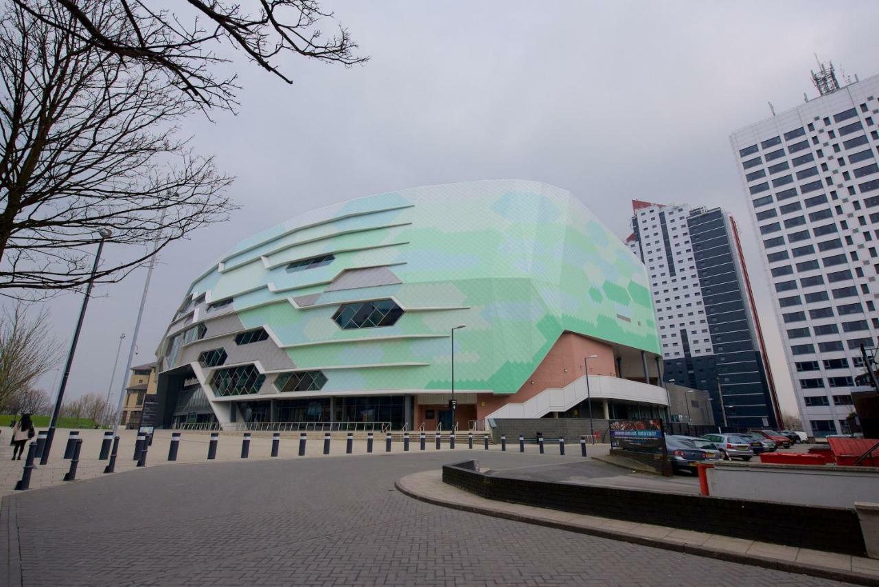 Arena Village Leeds  Luaran gambar